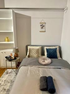 um quarto com uma cama grande com almofadas em The Love Nest at Central Athens Kolonaki em Atenas