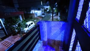 ウダイプールにあるGokul Niwas Homes Oneの夜間路上駐車