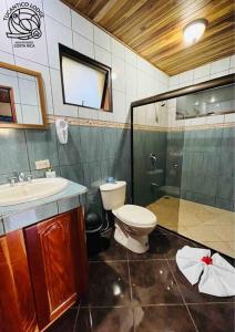 y baño con aseo, lavabo y ducha. en TucanTico Lodge - Monteverde, en Monteverde