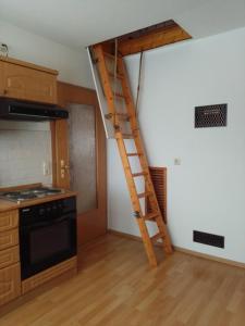 una cocina con una escalera saliendo de la pared en Ferienhaus Herm en Glashütte