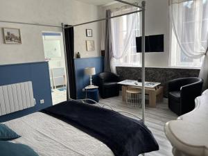 Łóżko lub łóżka w pokoju w obiekcie Gîte 3* Piscine Spa entre ZOO BEAUVAL FUTUROSCOPE CHATEAUX LOIRE