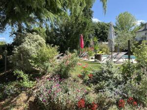 Ogród w obiekcie Gîte 3* Piscine Spa entre ZOO BEAUVAL FUTUROSCOPE CHATEAUX LOIRE