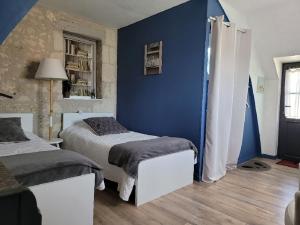 Łóżko lub łóżka w pokoju w obiekcie Gîte 3* Piscine Spa entre ZOO BEAUVAL FUTUROSCOPE CHATEAUX LOIRE