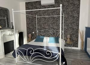 Łóżko lub łóżka w pokoju w obiekcie Gîte 3* Piscine Spa entre ZOO BEAUVAL FUTUROSCOPE CHATEAUX LOIRE