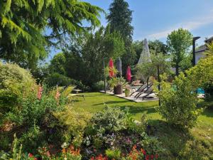 Ogród w obiekcie Gîte 3* Piscine Spa entre ZOO BEAUVAL FUTUROSCOPE CHATEAUX LOIRE