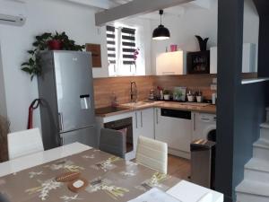 Kuchnia lub aneks kuchenny w obiekcie Gîte 3* Piscine Spa entre ZOO BEAUVAL FUTUROSCOPE CHATEAUX LOIRE