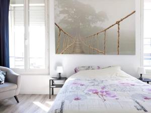 - une chambre dotée d'un lit et d'une peinture de pont sur le mur dans l'établissement Grande maison rénovée au calme aux portes de Paris, à Romainville