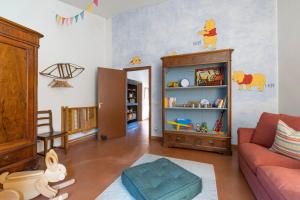 a living room with a couch and a book shelf at Villa Forre 563 in Reggello