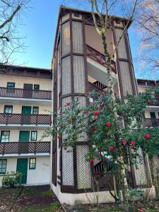 ein Gebäude mit roten Rosen davor in der Unterkunft Appartement 3 pièces 4 personnes, à Moliets et Maa, proche Golf, grand balcon et piscine in Moliets-et-Maa