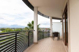 een balkon met een tafel en uitzicht bij S Hotel in San Giovanni Teatino