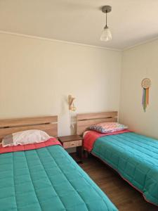 2 Betten in einem Zimmer ohne Fenster in der Unterkunft Departamento Nuevo en Papudo 3D-2B in Papudo