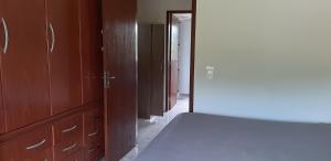 a hallway with wooden cabinets and a door to a room at Aconchego em Floripa in Florianópolis
