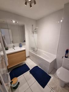 維勒班特的住宿－Demeure de charme paisible，带浴缸、盥洗盆和卫生间的浴室