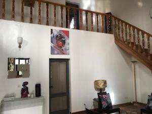 - un escalier dans un salon avec un escalier dans l'établissement BELLE VILLA PROCHE BORD DE MER, à Ngaparou