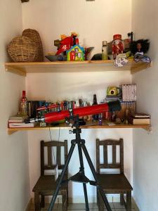 a camera on a tripod in a room with two chairs at Happy Place in San Cristóbal de Las Casas