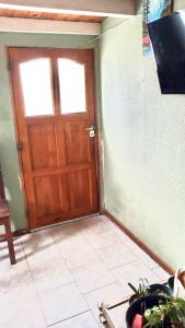 drzwi w pokoju z podłogą wyłożoną kafelkami w obiekcie La alpina de YOLI w mieście Ushuaia