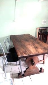 drewniany stół z krzesłem obok niego w obiekcie La alpina de YOLI w mieście Ushuaia