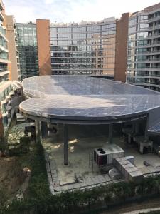 Un gran edificio circular con techo azul en una ciudad. en Prime İstanbul Residances Deluxe King Studio, en Estambul