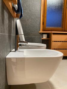 A bathroom at Attico Vista Tofane