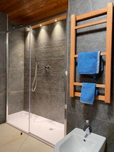 A bathroom at Attico Vista Tofane