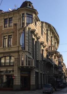 Un edificio con un orologio sopra. di Suite Florio a Torino