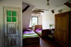 Ένα ή περισσότερα κρεβάτια σε δωμάτιο στο Uroczysko Leźno