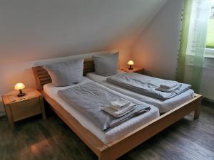 - une chambre avec 2 lits et des serviettes dans l'établissement FeWo Goldene Linie, à Wangerland