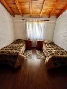 Una cama o camas en una habitación de Las Liebres Casa de Montaña