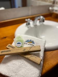 cepillo de dientes y pasta de dientes en una toalla junto a un fregadero en Las Liebres Casa de Montaña en El Hoyo