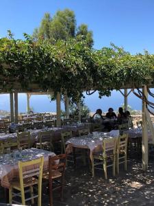 A restaurant or other place to eat at Lemon's Cottage House, Volissos, Chios