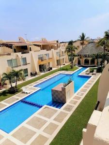 une piscine au milieu d'un complexe hôtelier dans l'établissement VILLA ACAPULCO DIAMANTE, à Acapulco