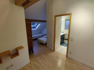 pokój z sypialnią z łóżkiem i lustrem w obiekcie Appartement - Stiring-Wendel w mieście Stiring-Wendel