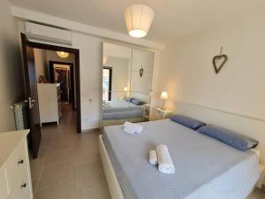 um quarto com uma cama grande e toalhas em Zambrone Beach Villas em Zambrone