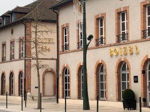 budynek z napisem na boku w obiekcie L Oôte appart w Épernay