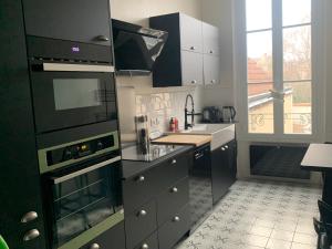 Kuchnia lub aneks kuchenny w obiekcie L Oôte appart