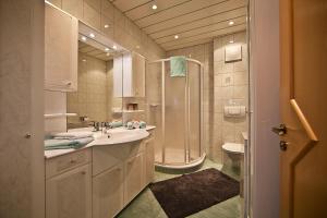 Ένα μπάνιο στο Ferienwohnungen Ehammer +30 φωτογραφίες