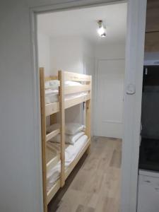 Habitación pequeña con armario con estanterías blancas. en Studio Azur Mercantour en Valdeblore