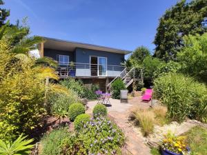 una casa con balcone e giardino di CHALET DE L'EPINETTE a Plourhan