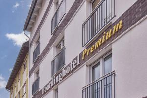 un bâtiment avec un panneau sur son côté dans l'établissement Boardinghotel Premium Heidelberg, à Heidelberg