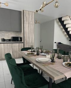 una sala da pranzo con tavolo e sedie verdi di MoonLight a Slavske