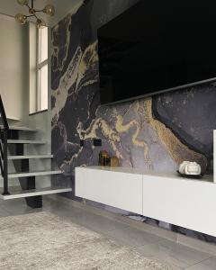 斯拉夫西克MoonLight的墙上挂着电视的客厅