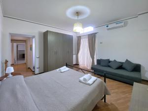 ein Wohnzimmer mit einem Bett und einem Sofa in der Unterkunft Terrazza sul Vesuvio con piscina in Terzigno