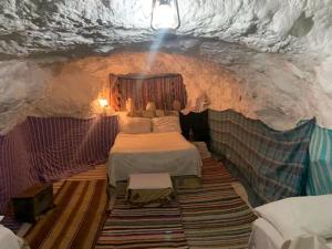 um quarto com duas camas numa gruta em Dar Fatma Toujane em Tūjān