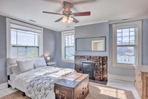 1 dormitorio con 1 cama con chimenea y ventilador de techo en NEW Grand Historic Home - 4 Mi to WEC!, en Wilmington
