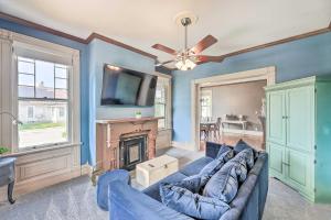 un salon bleu avec un canapé et une cheminée dans l'établissement NEW Grand Historic Home - 4 Mi to WEC!, à Wilmington