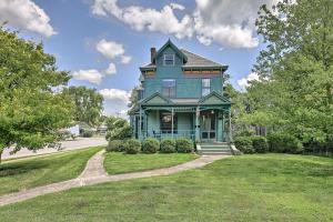 una gran casa azul con un patio de césped en NEW Grand Historic Home - 4 Mi to WEC!, en Wilmington