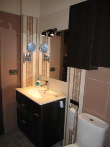 A bathroom at Apartamentos Turísticos EL Duende de Carricuende