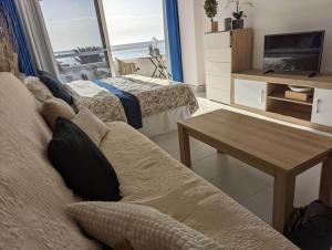 Posedenie v ubytovaní Beachfront studio apartment Puerto Rico