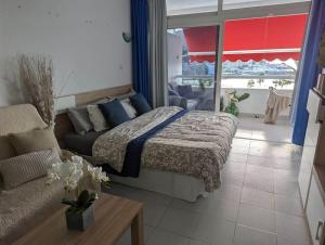 Posteľ alebo postele v izbe v ubytovaní Beachfront studio apartment Puerto Rico