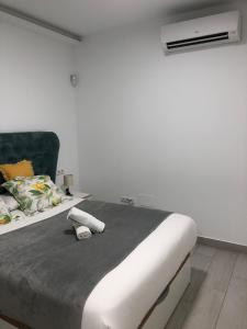 - une chambre avec un grand lit et une chaise dans l'établissement FUENGIROLA SWEET & BEACH, à Fuengirola